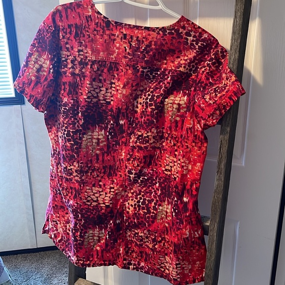 XL Koi Scrub Top - Picture 4 of 4